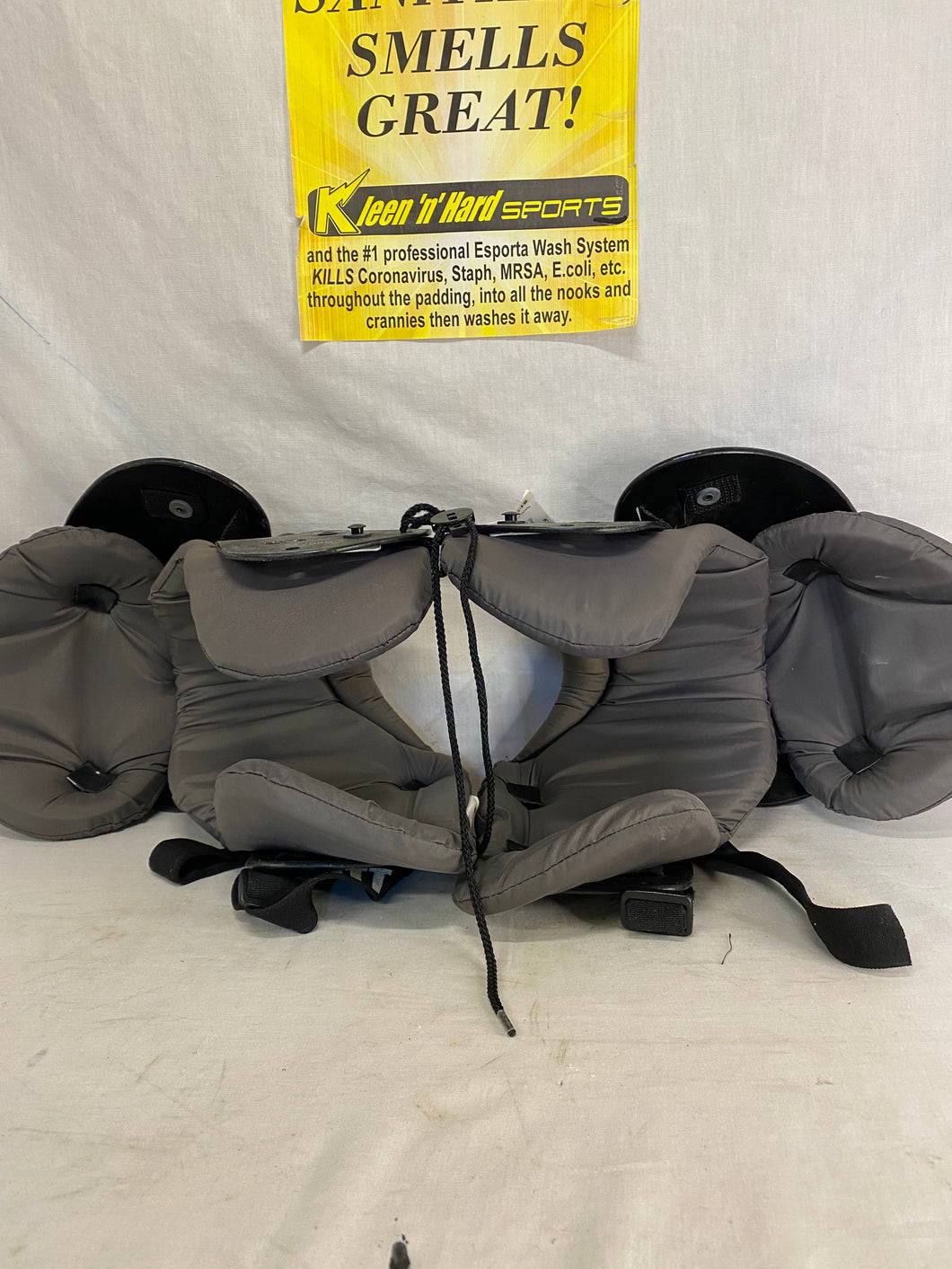 Used Schutt Football Size Jr XS Shoulder Pads